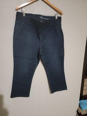 Soho Dark Navy Pull-On Capri Pants